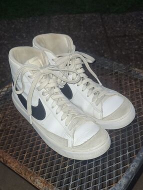 Nike Blazer Mid '77 Vintage sneakers, Black And White Big Kids Size 6 Y